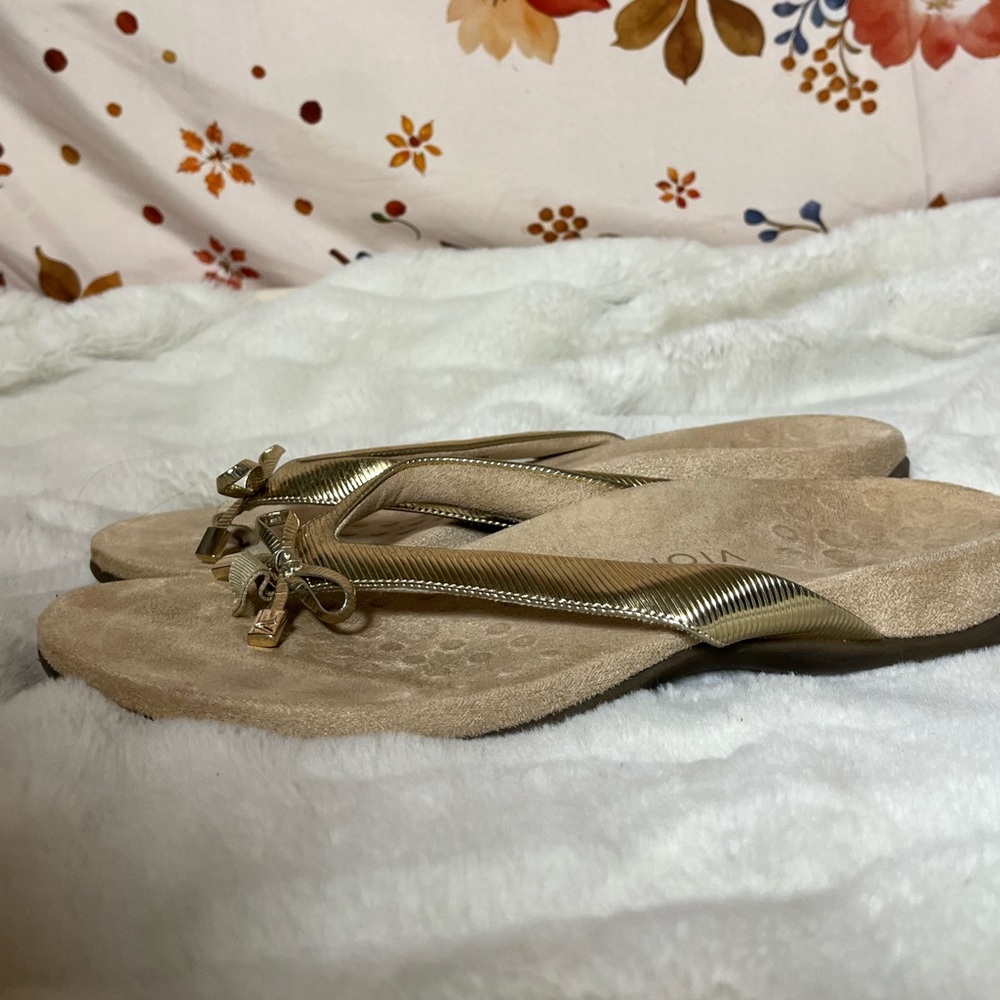 Vionic Bella Women 10 Tan Gold Coquette Metallic Bow Bead FlipFlop Summer Sandal